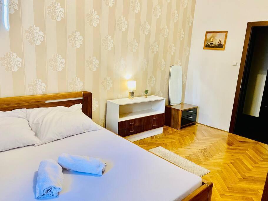 Hotel Apartment In Prague 2 Square Екстериор снимка